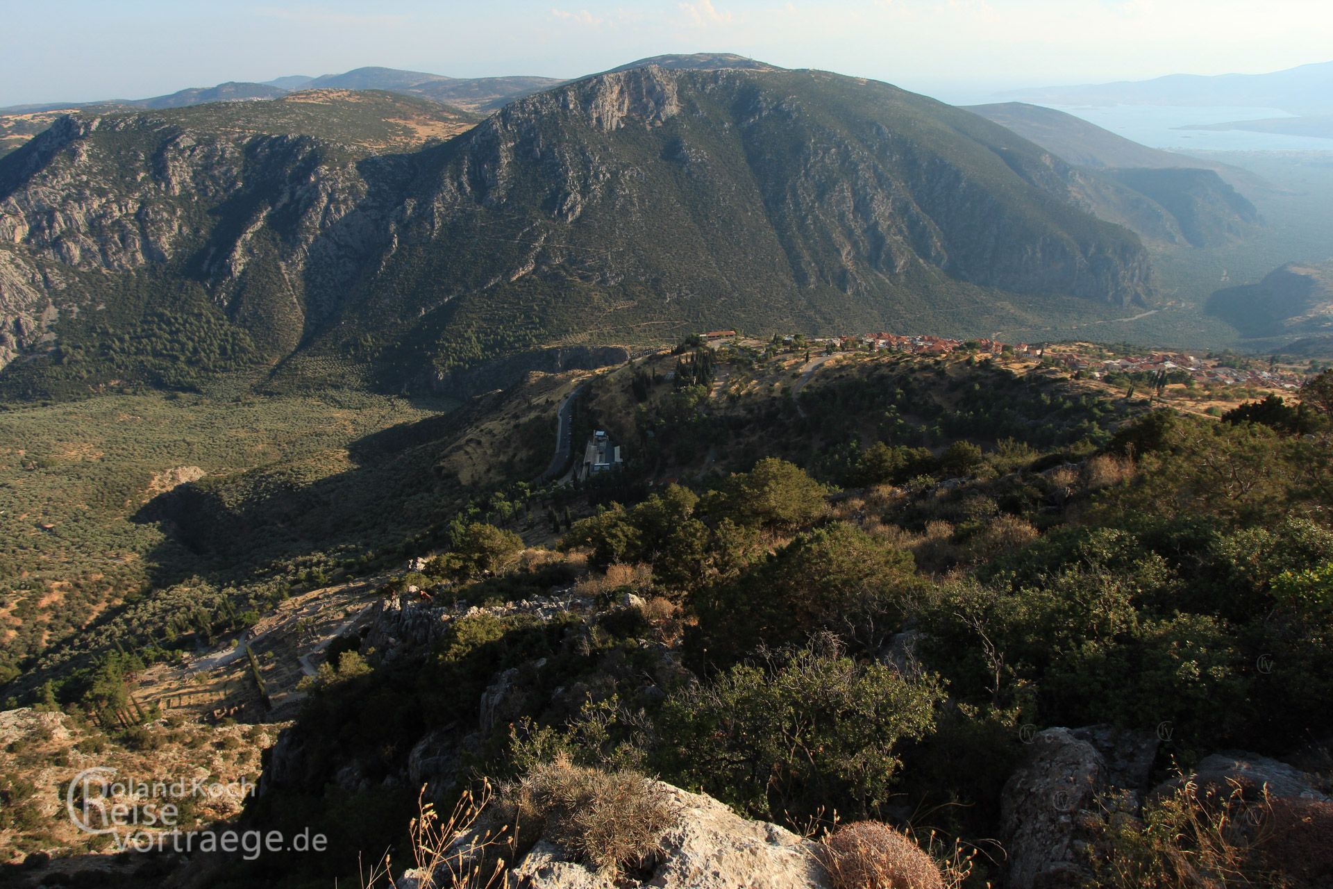 Griechenland - Delphi - Panoramablick auf Delphi vom euopräischen Fernwanderweg E5 Weltkulturerbe